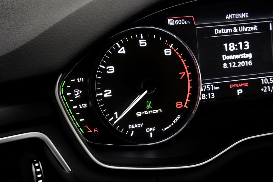 Панель приборов Audi A4 Avant g-tron (B9) 2017 года  (WW) (фото 3 из 11)